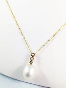 10 Kt Yellow Gold Oval Fresh Water Pearl and Diamond Pendent.